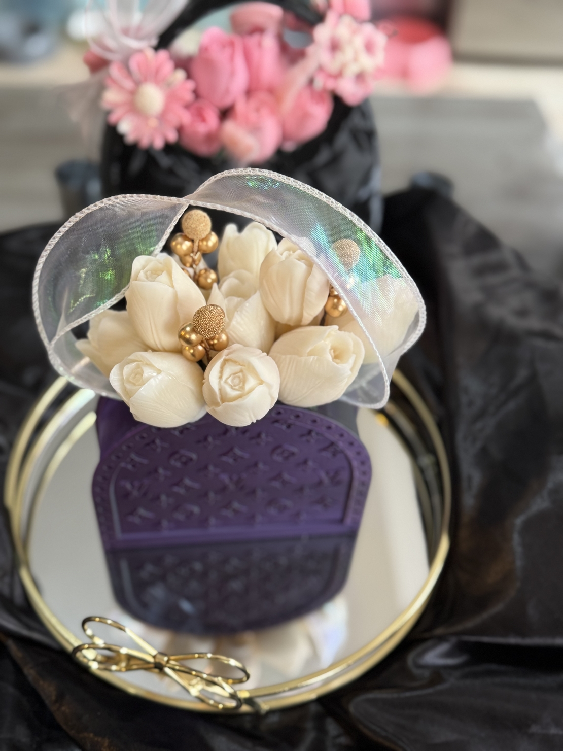 Луксозен букет от бели лалета