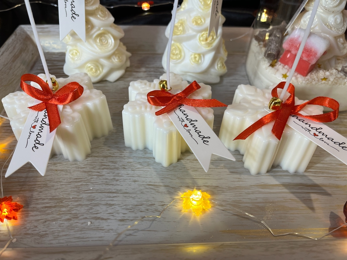 Ръчно изработени коледни свещи 