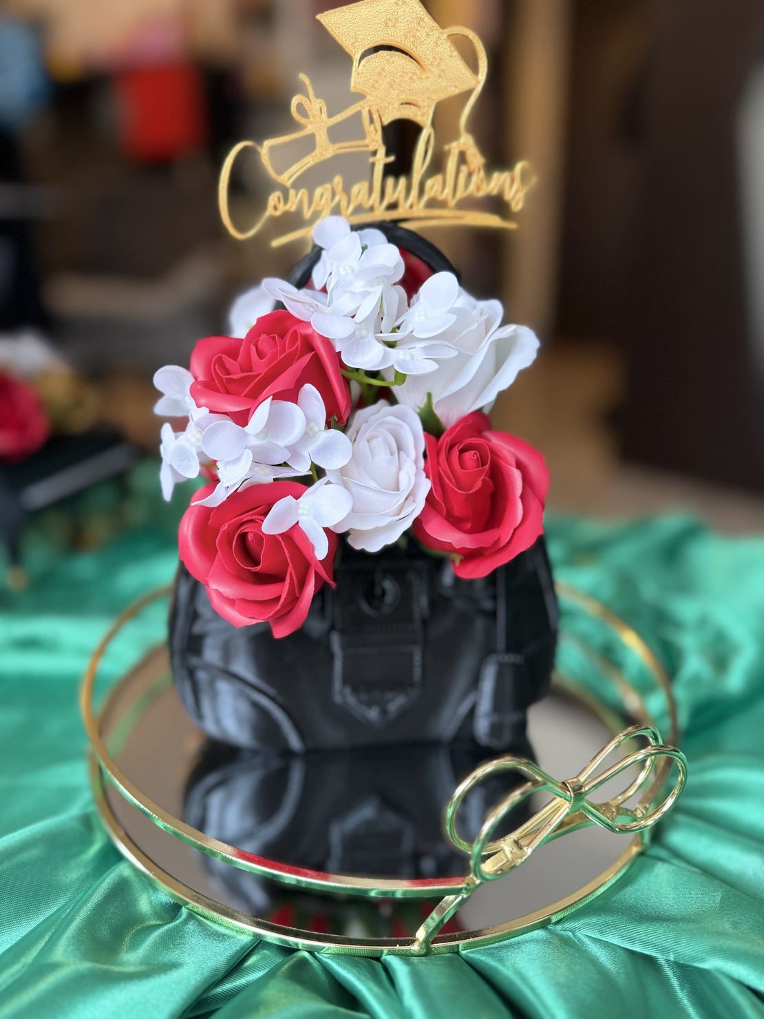 Луксозен букет в малка чанта прада