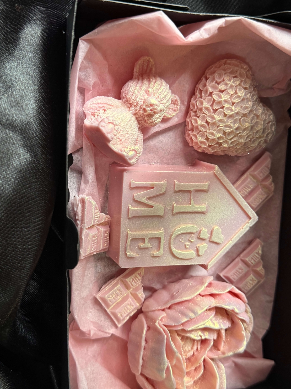 Сет за Свети Валентин от ръчно изработени сапуни, създаден с любов и внимание към всеки детайл.