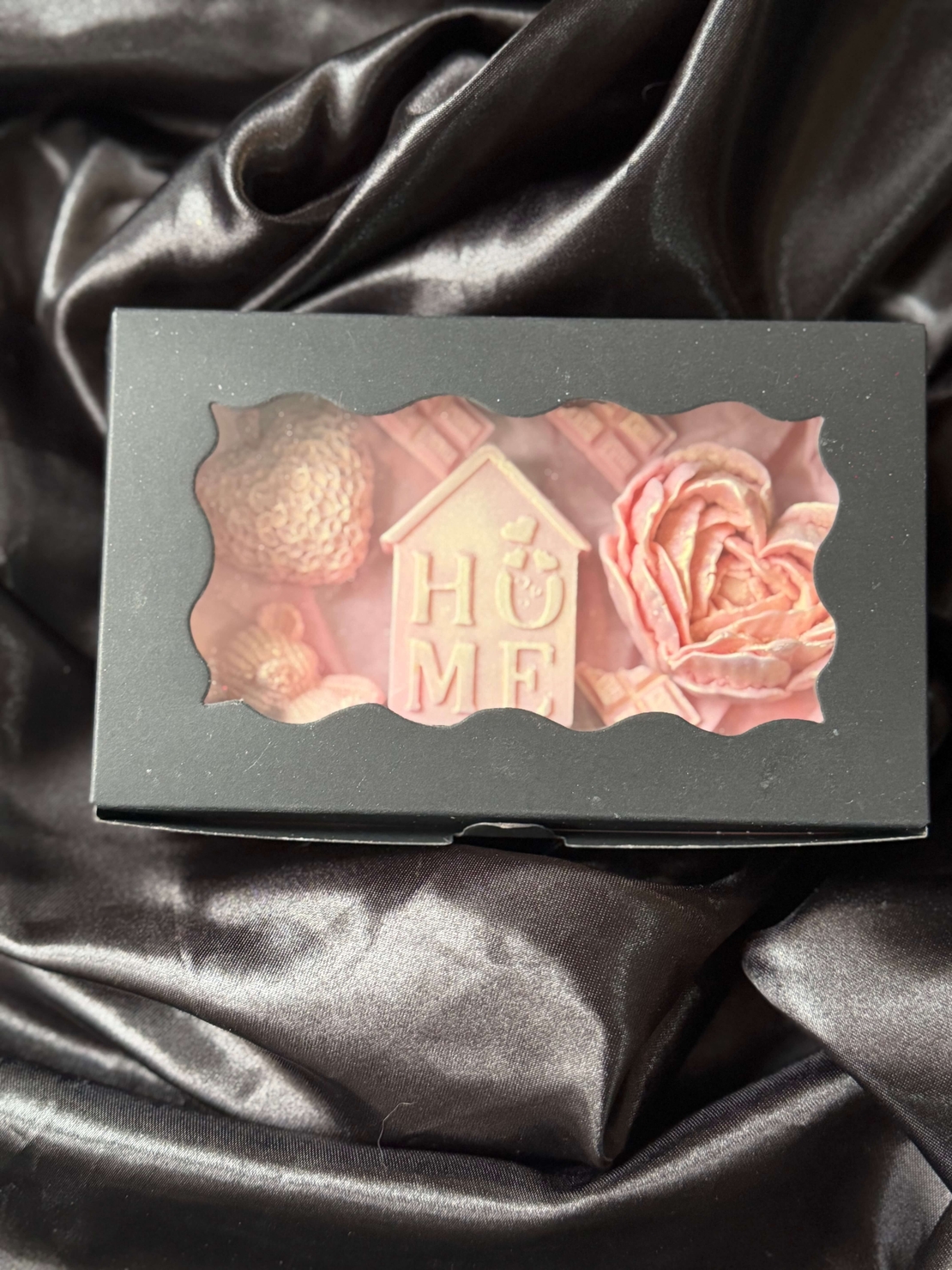 Сет за Свети Валентин от ръчно изработени сапуни, създаден с любов и внимание към всеки детайл.