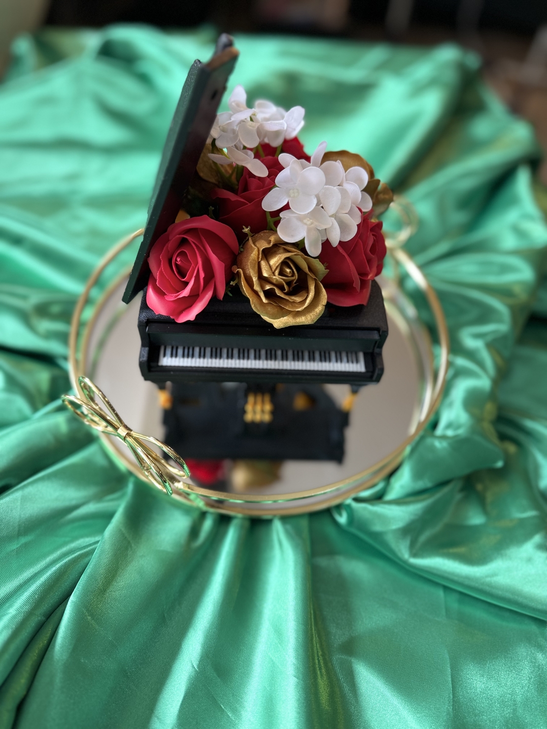 Луксозен букет пиано декорирано с пластични рози