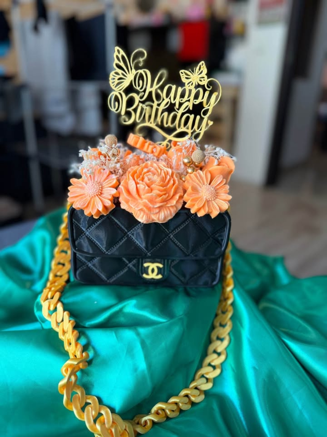 Идеалният подарък за всеки повод манта декорирана със сапунени цветя