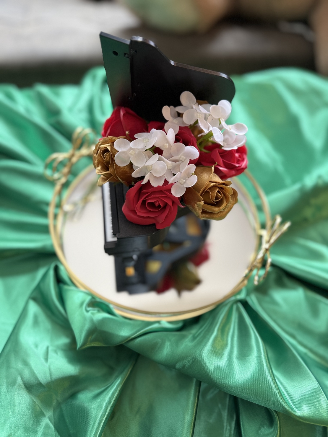 Луксозен букет пиано декорирано с пластични рози