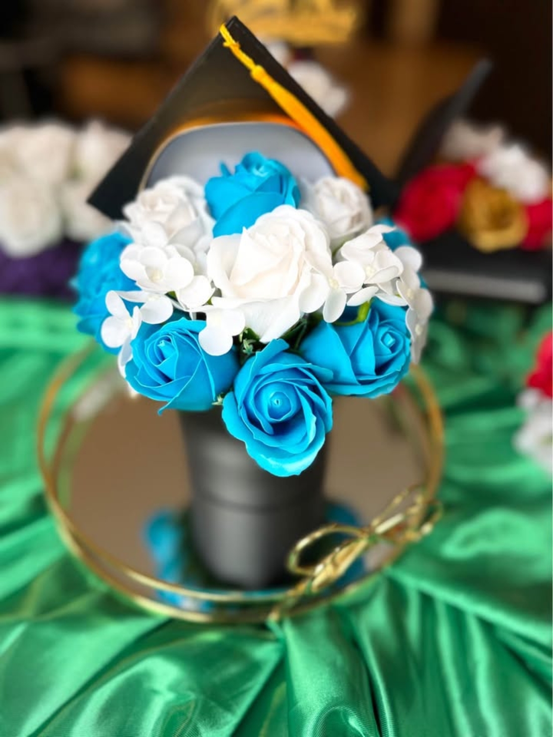 Малки луксозни букети за абитуриенти