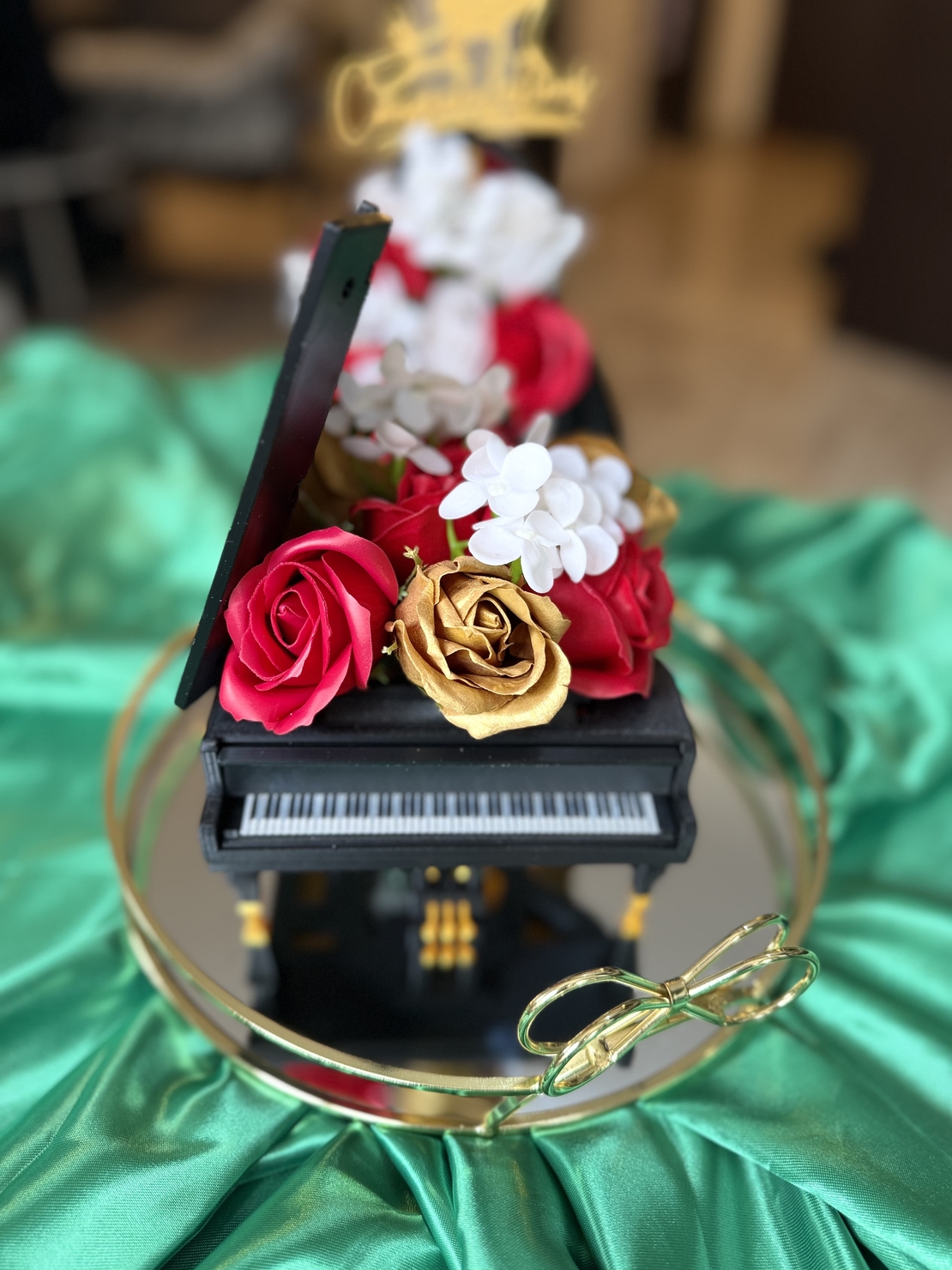Луксозен букет пиано декорирано с пластични рози
