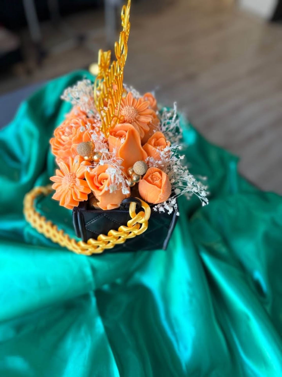 Идеалният подарък за всеки повод манта декорирана със сапунени цветя