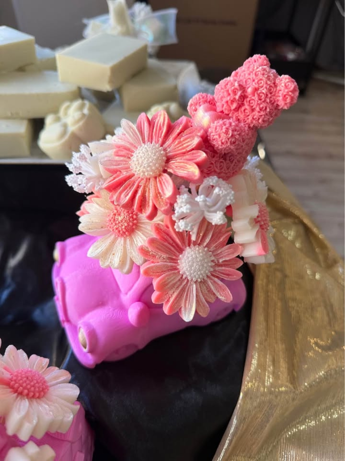 Букети за абитуриенти   три де количка със сапунени цветя