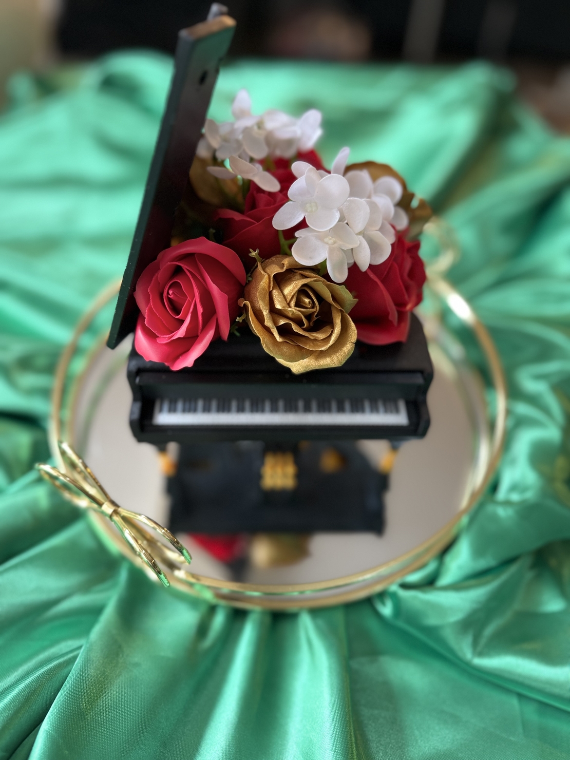 Луксозен букет пиано декорирано с пластични рози