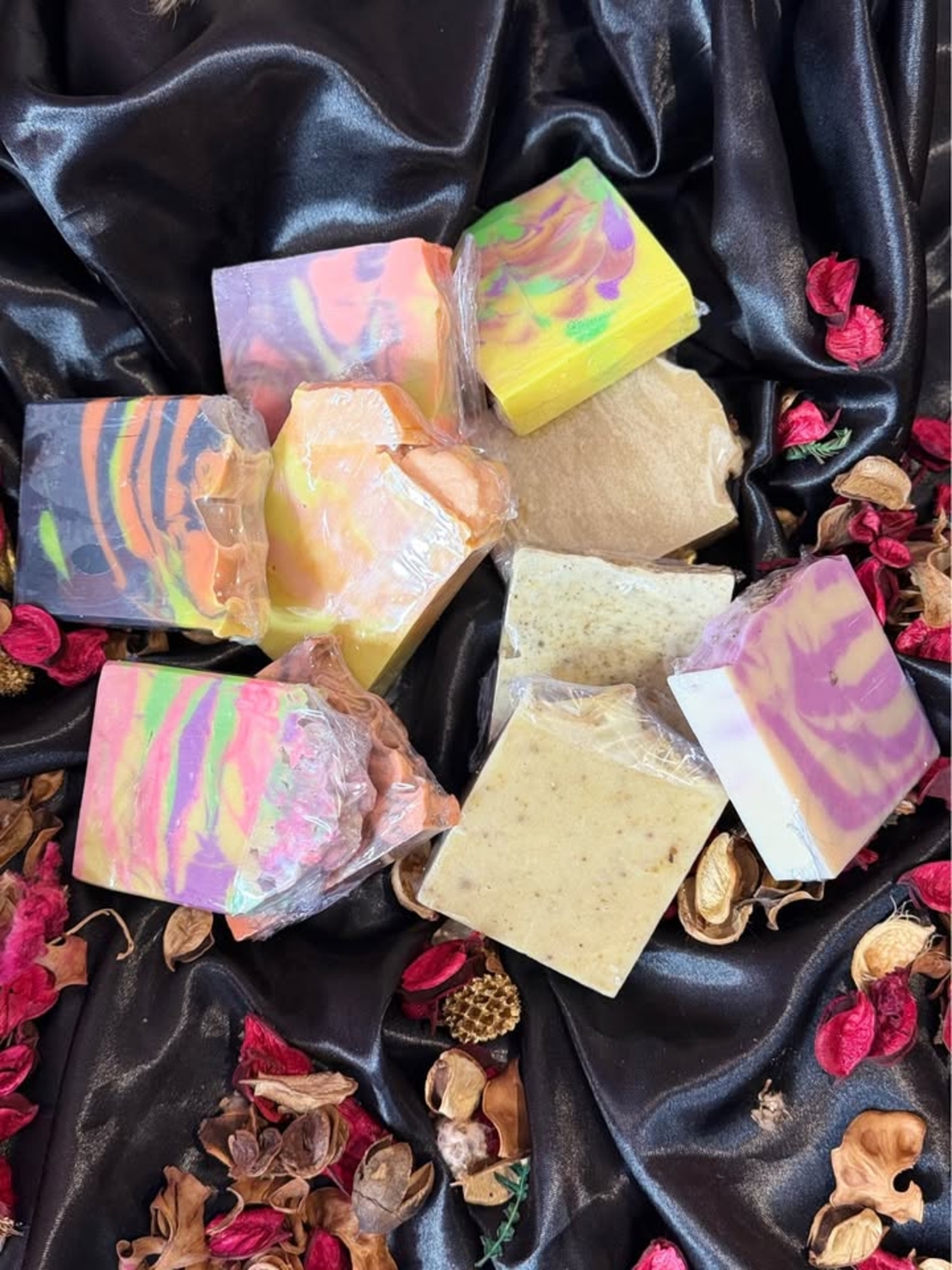 Коледен комплект от 10 ръчно изработени сапуна.