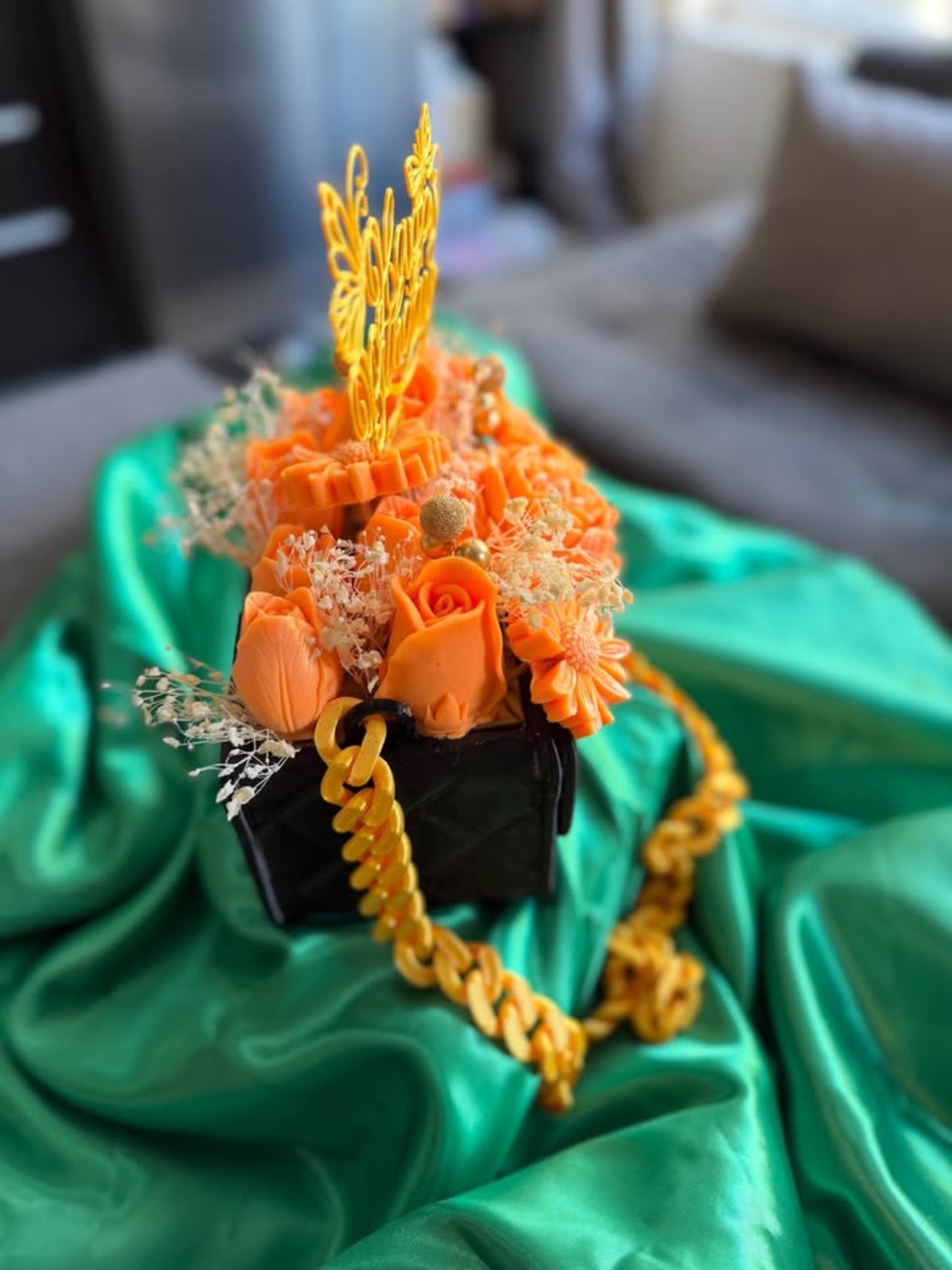 Идеалният подарък за всеки повод манта декорирана със сапунени цветя