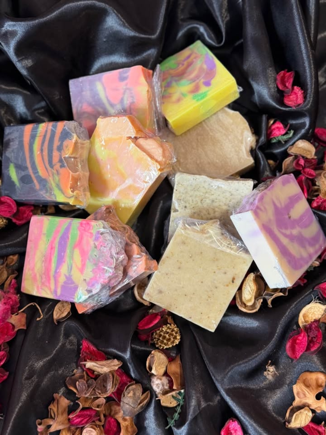 Коледен комплект от 10 ръчно изработени сапуна.