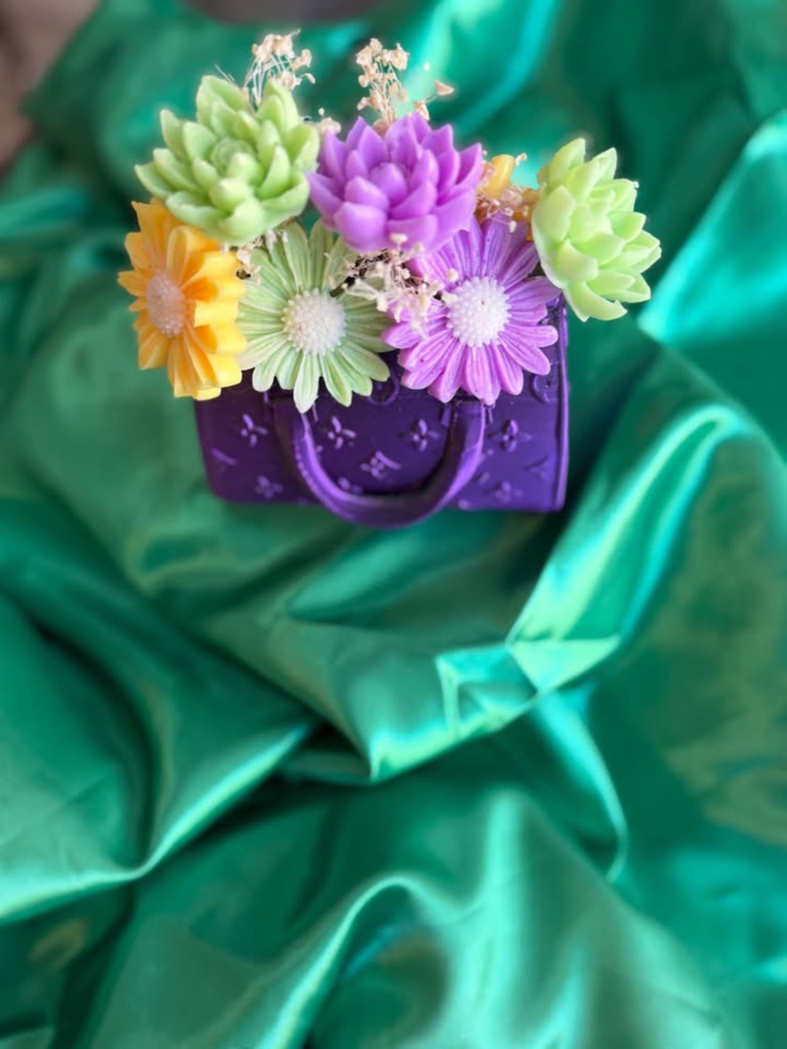 Букет от сапунени цветя декорирани в малка сладка чанта