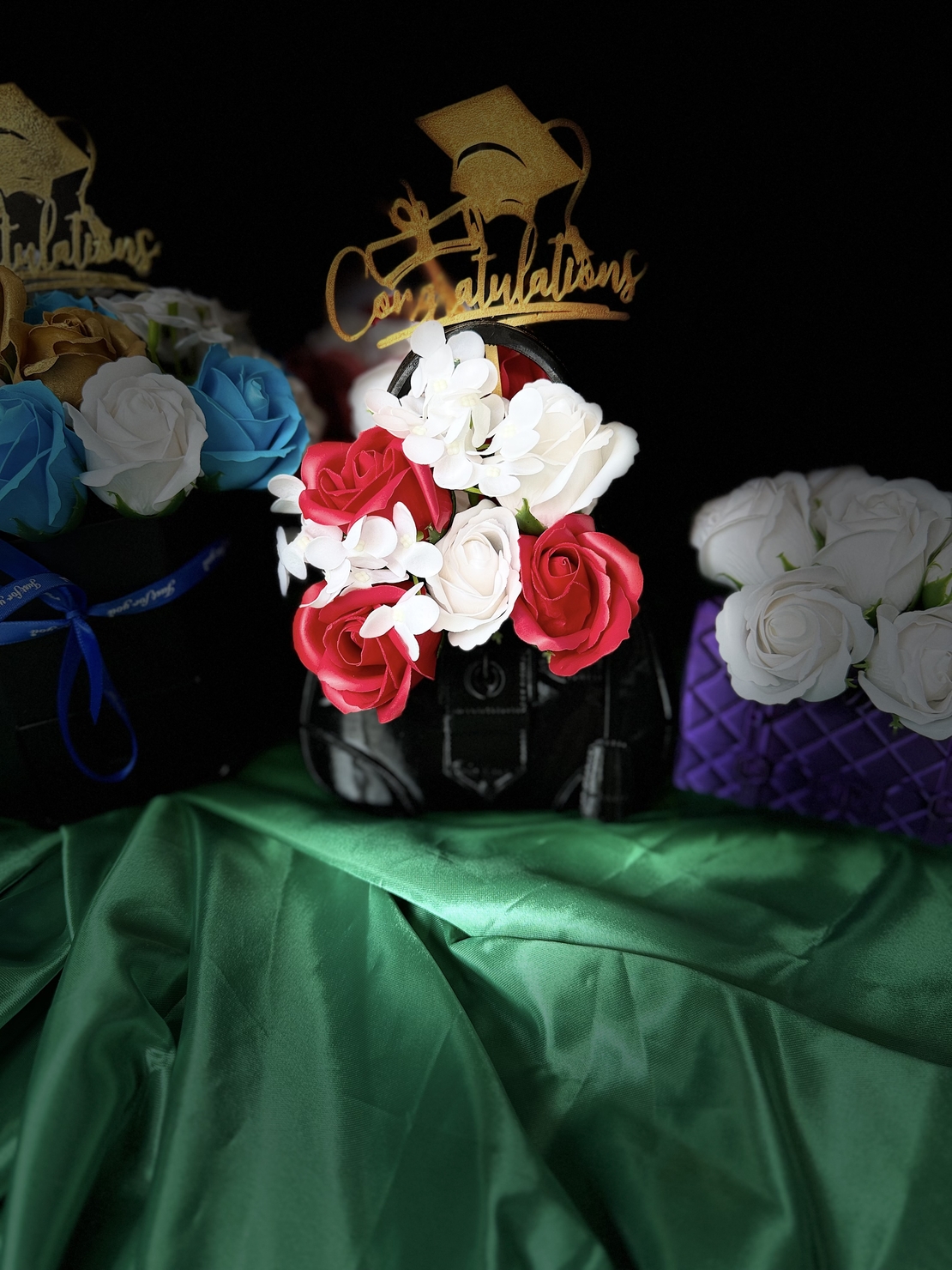 Луксозен букет в малка чанта прада