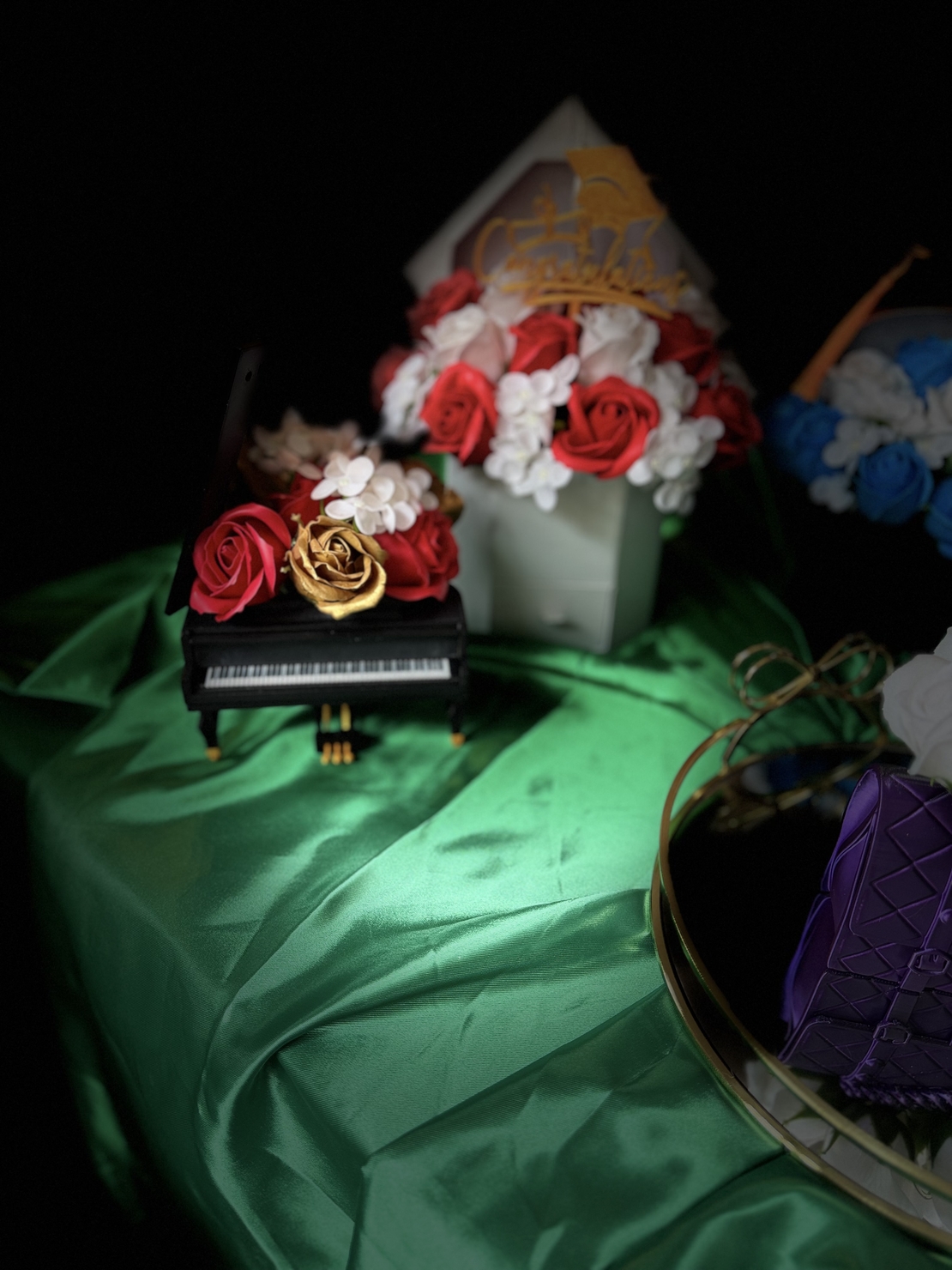 Луксозен букет пиано декорирано с пластични рози