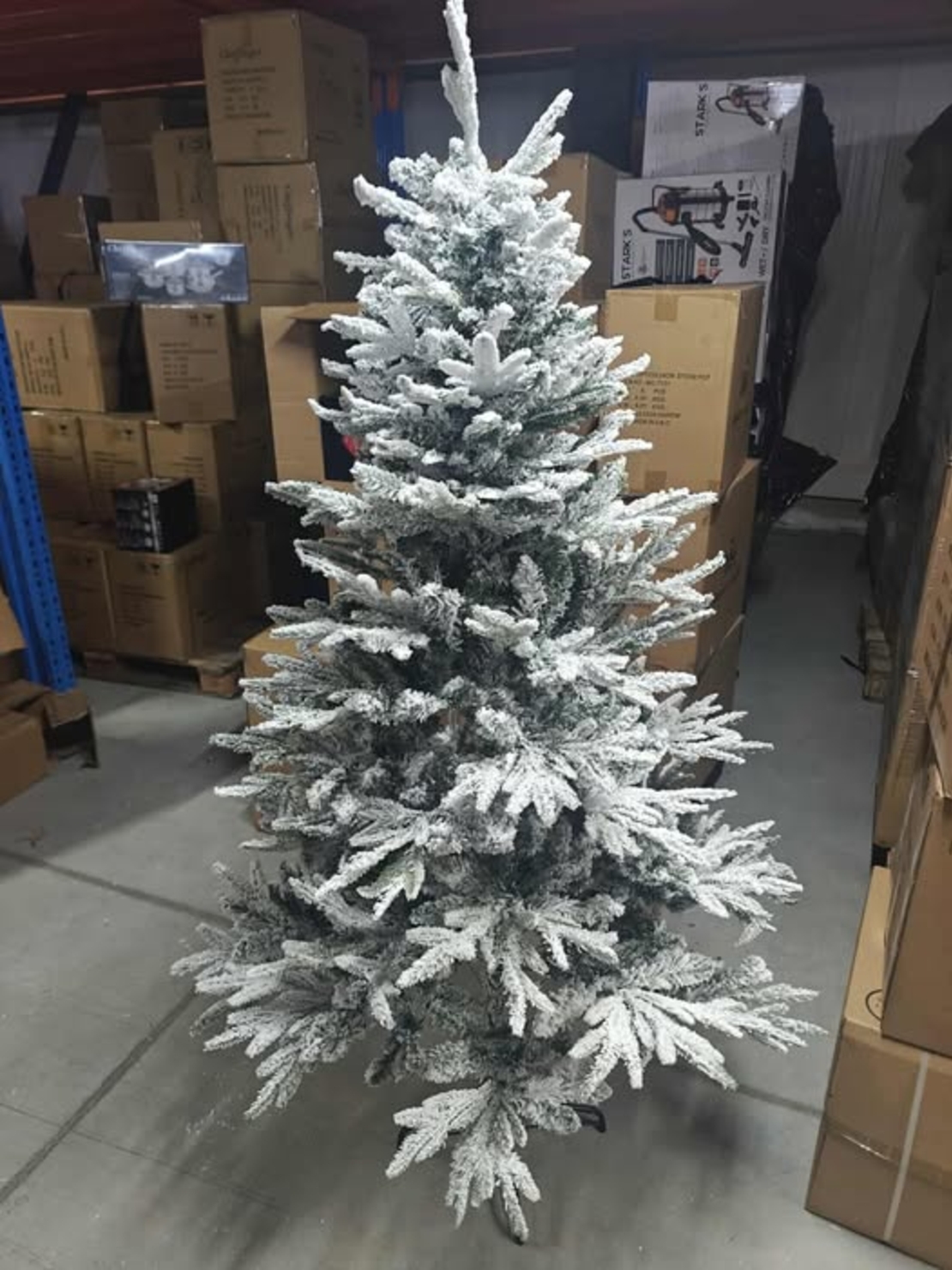 Изкуствена елха K r i n g Melbourne,  Цялата заснежена с метална стойка.