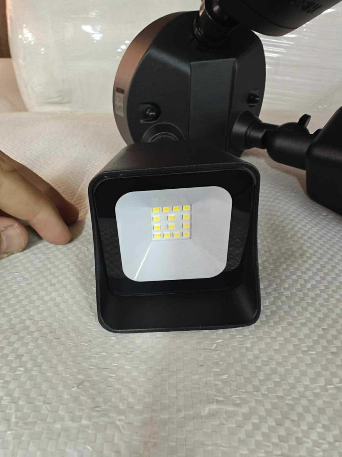 24W LED лампа с датчик за движение – 2000 lm и IP защита за всякакви условия