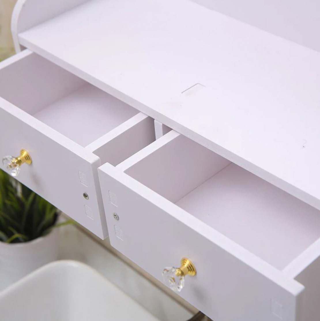 Огледало за грим с място за съхранение – елегантно и спестяващо място решение за баня и спалня