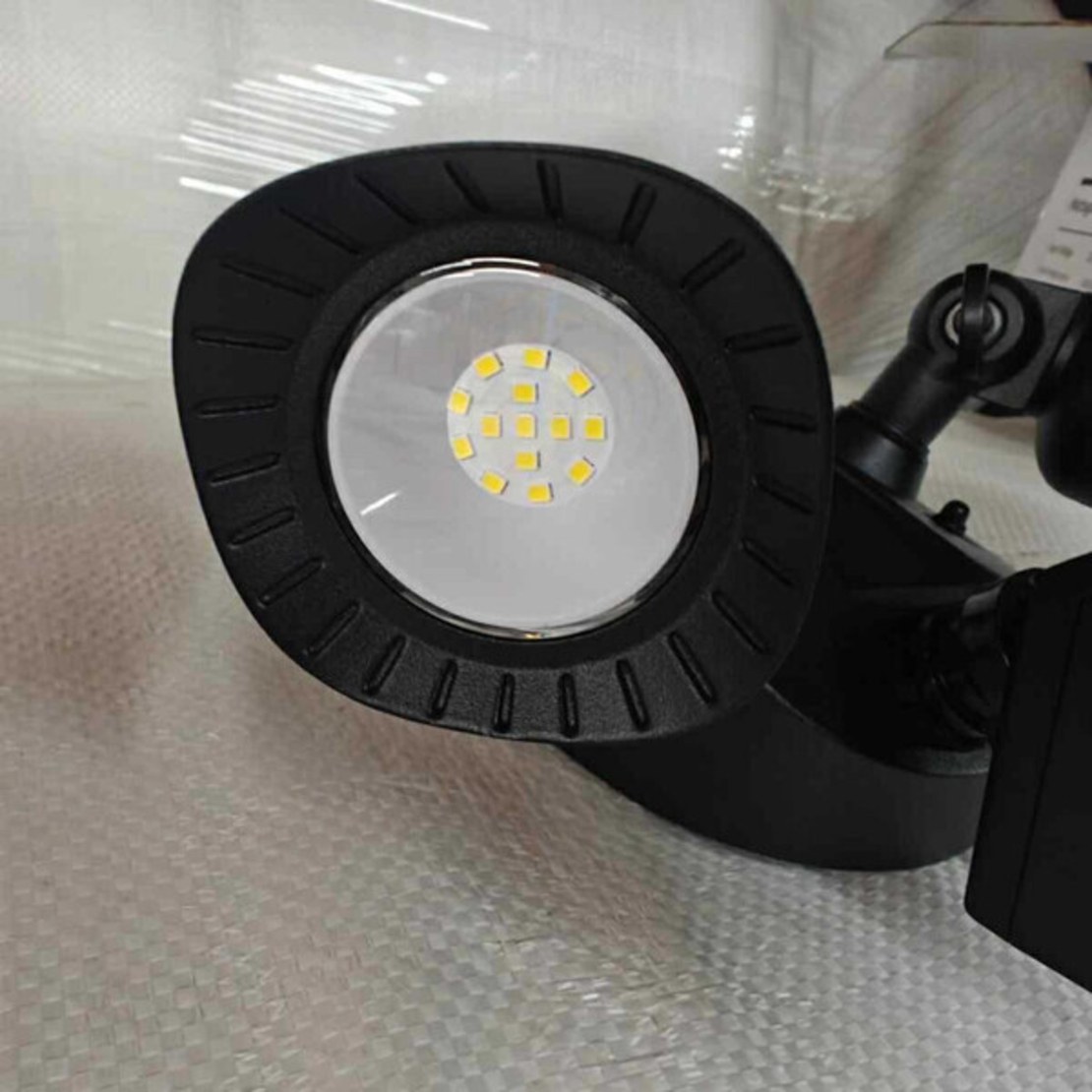 Външна LED лампа с датчик за движение