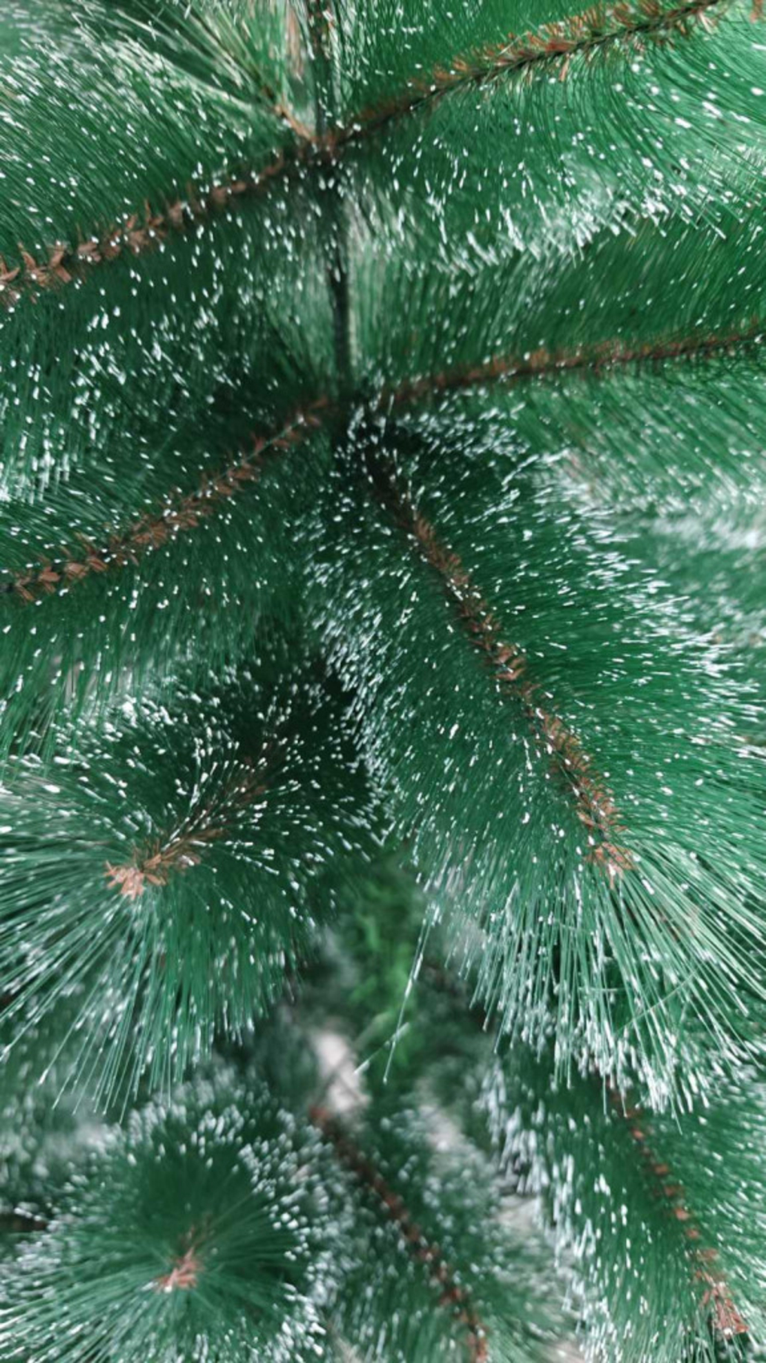 Заснежена елха с метална стойка