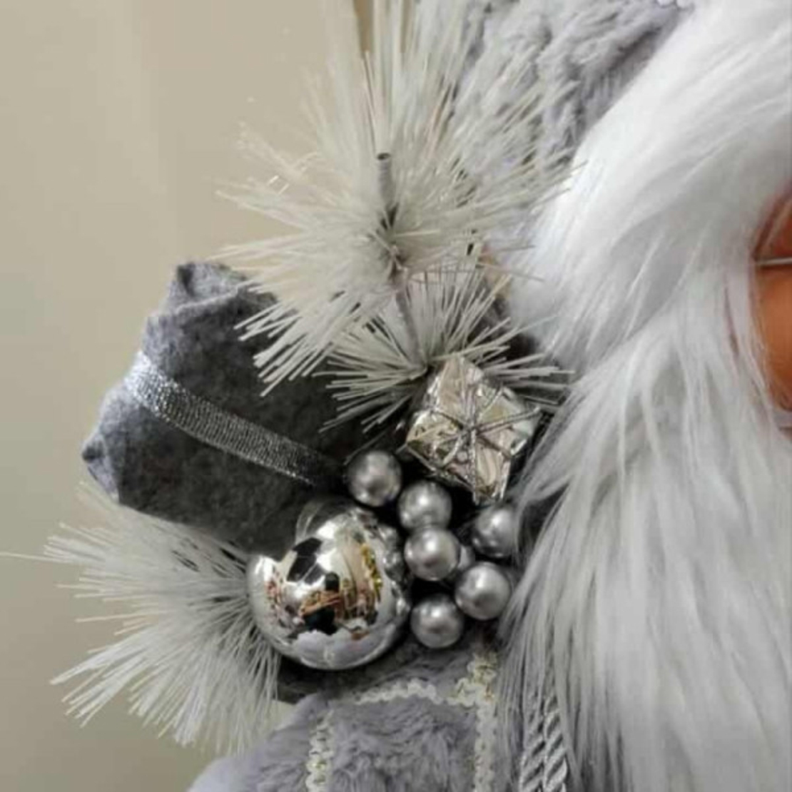 Декоративен Дядо Коледа в сиво – уют, топлина и празничен дух у дома