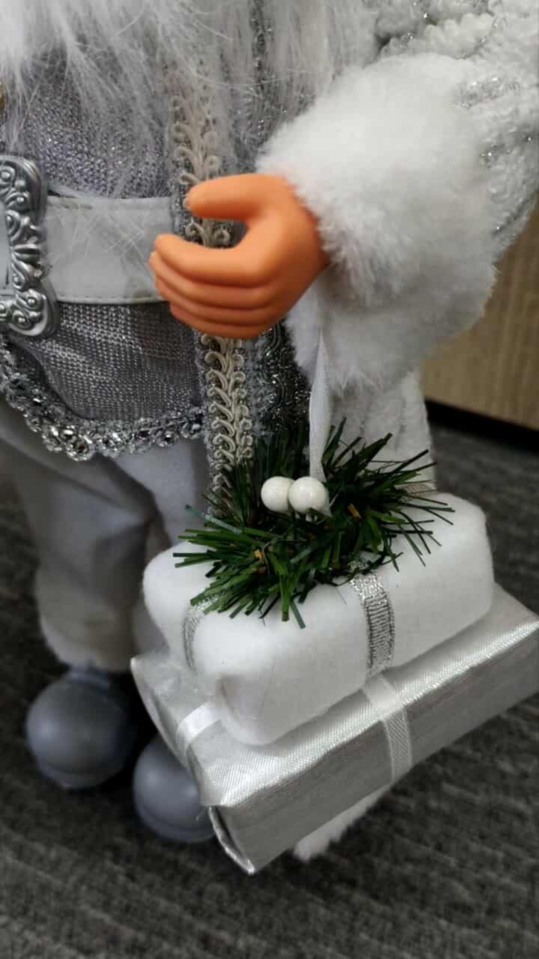 Дядо Коледа в сребристо – празнична фигура