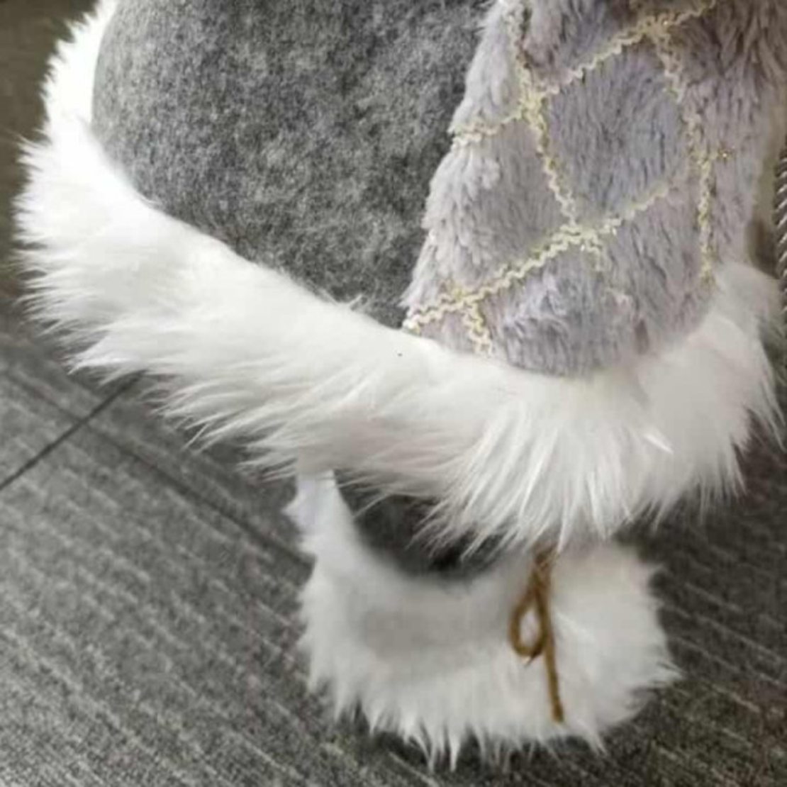 Декоративен Дядо Коледа в сиво – уют, топлина и празничен дух у дома