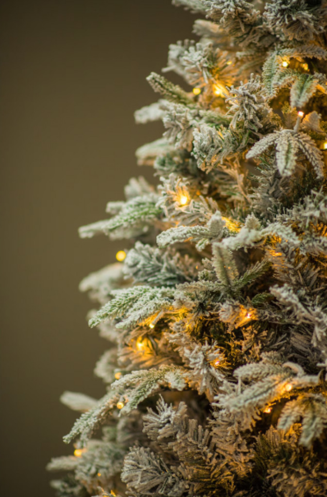 Коледна елха с вградени лампички по връхчетата