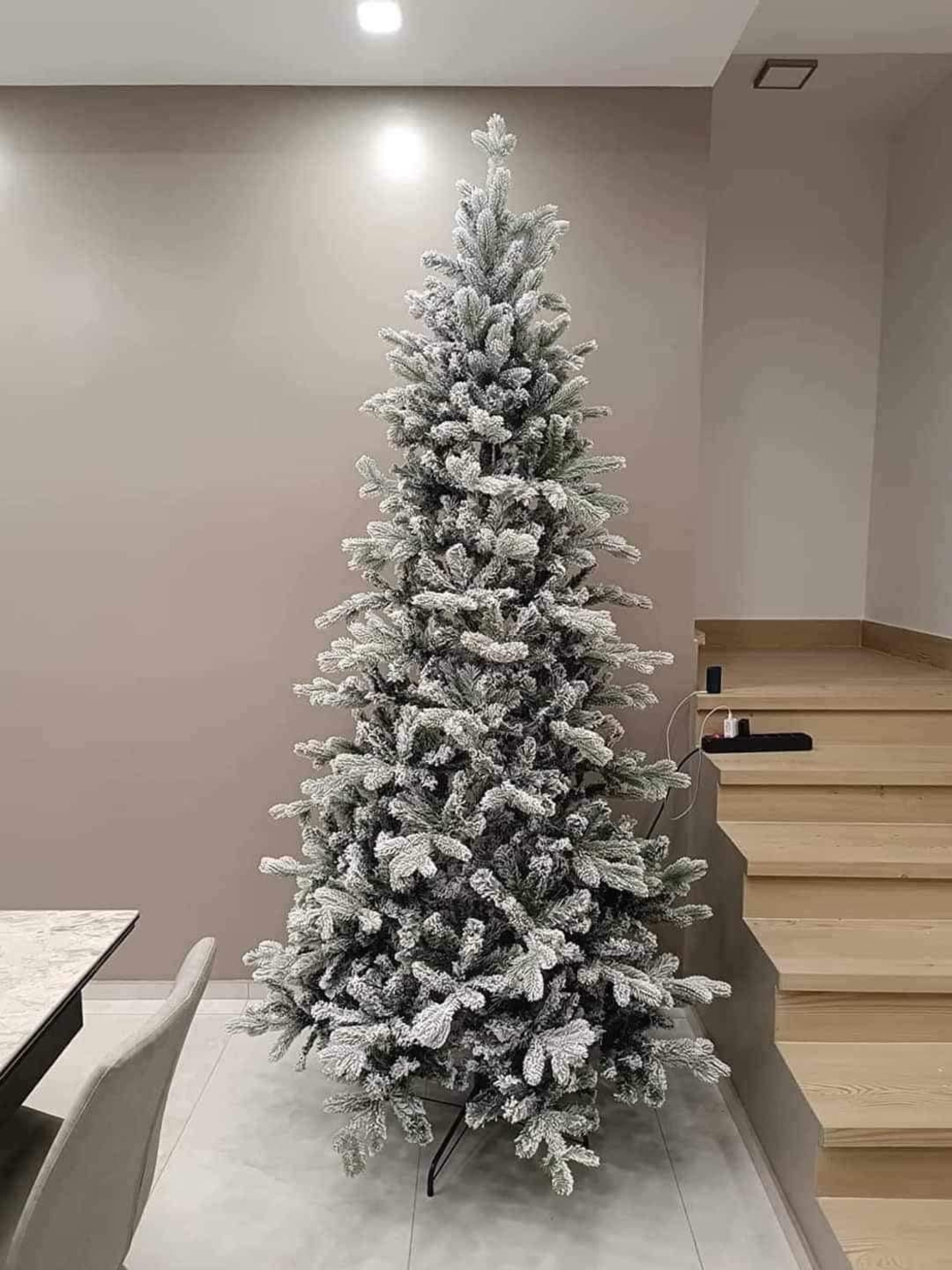 Изкуствена елха K r i n g Melbourne,  Цялата заснежена с метална стойка.