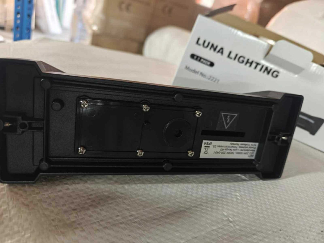 Премиум LED осветително тяло LUNA LIGHTING 20W – надеждно външно осветление с IP защита