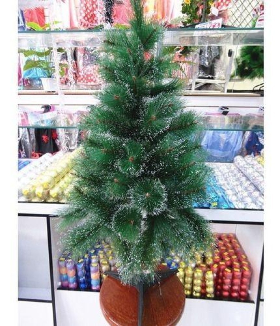 Коледна елха с бели заскрежени връхчета