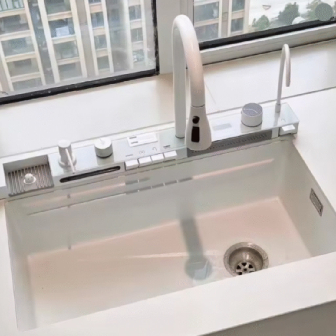 Умна кухненска мивка с изтеглящ се кран – LED дисплей, водопад, филтрирана вода и пълен комплект за модерна кухня