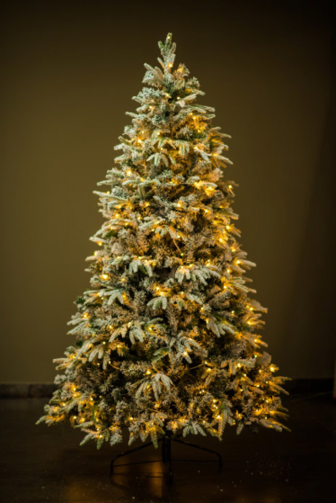 Коледна елха с вградени лампички по връхчетата