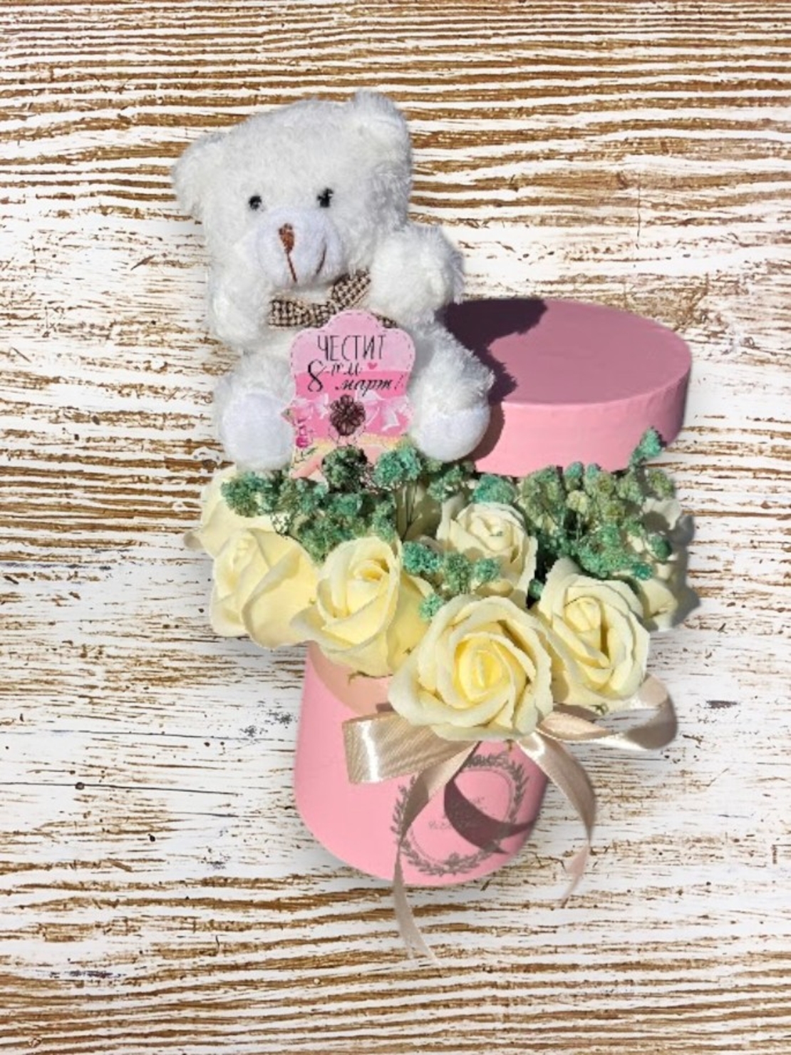 Малка кутия с бели рози и мече