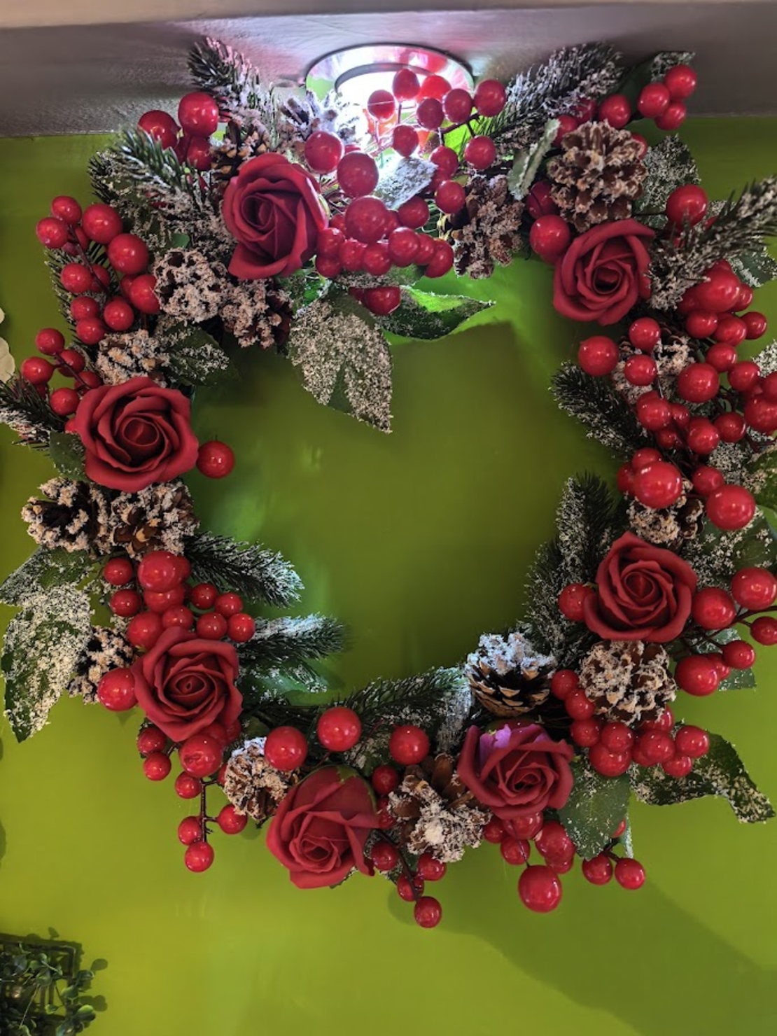 Коледен венец с рози