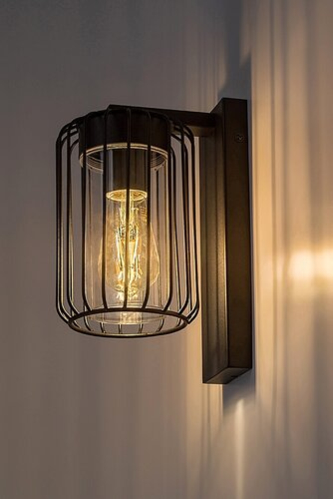 Индустриален външен аплик Tarpa E27 – здраво фасадно осветление с IP44 защита