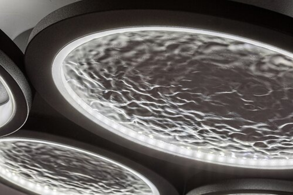 Модерен LED полилей с динамична регулировка на светлината