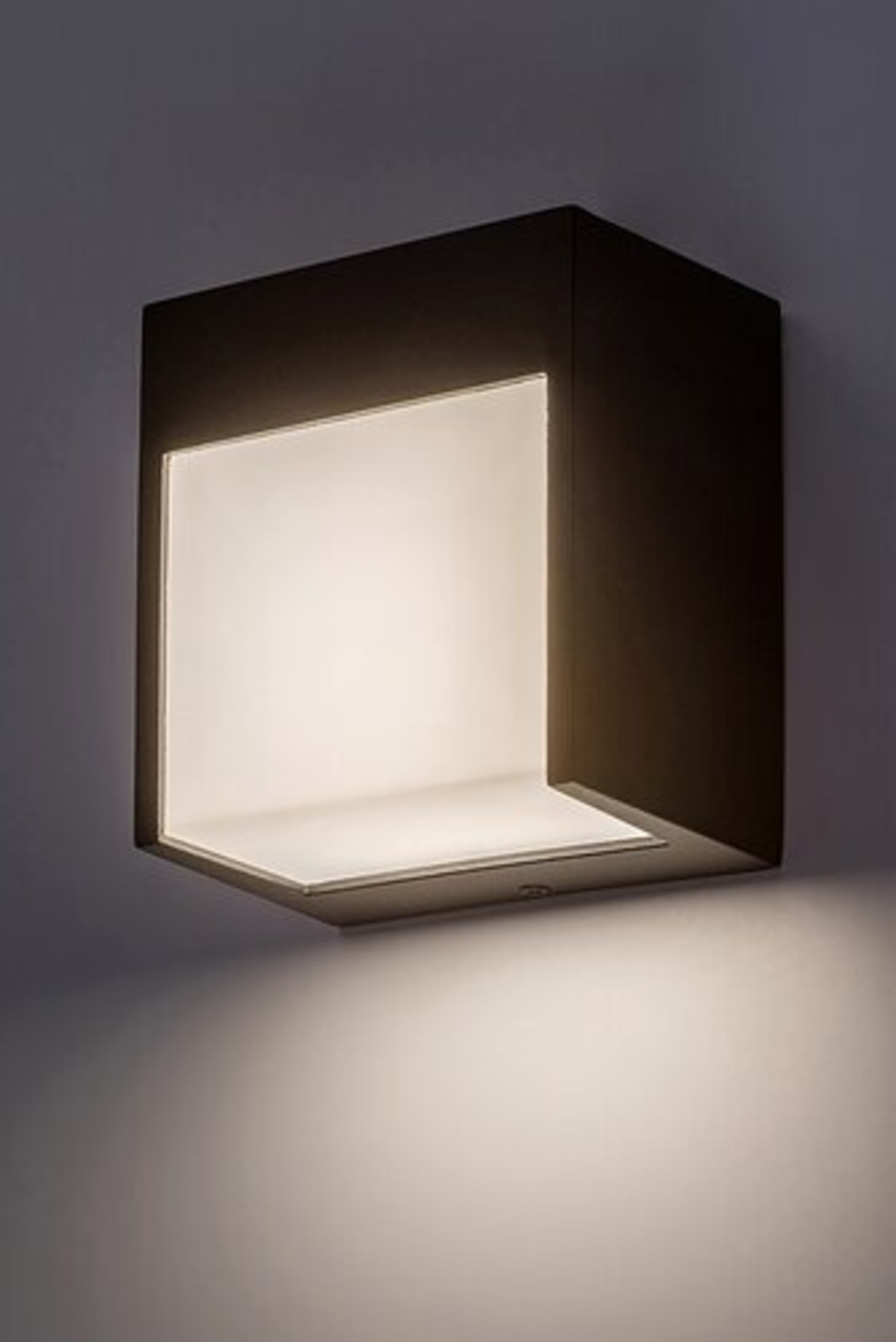 Модерен черен LED аплик Balimo 12W – елегантно фасадно осветление с естествена светлина