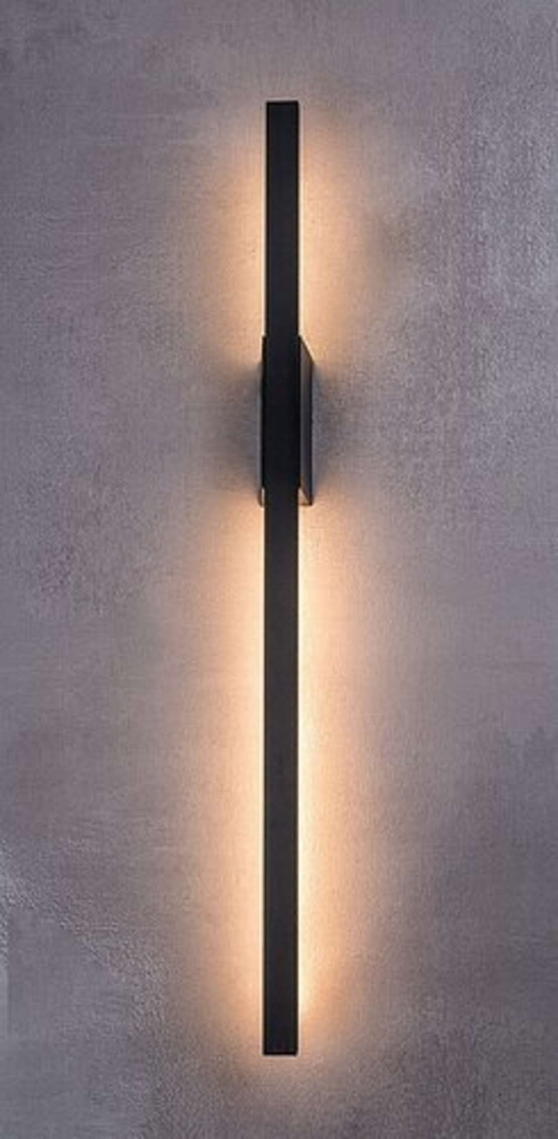 Висок фасаден LED аплик в черен цвят с топла светлина 12W – елегантен вертикален дизайн
