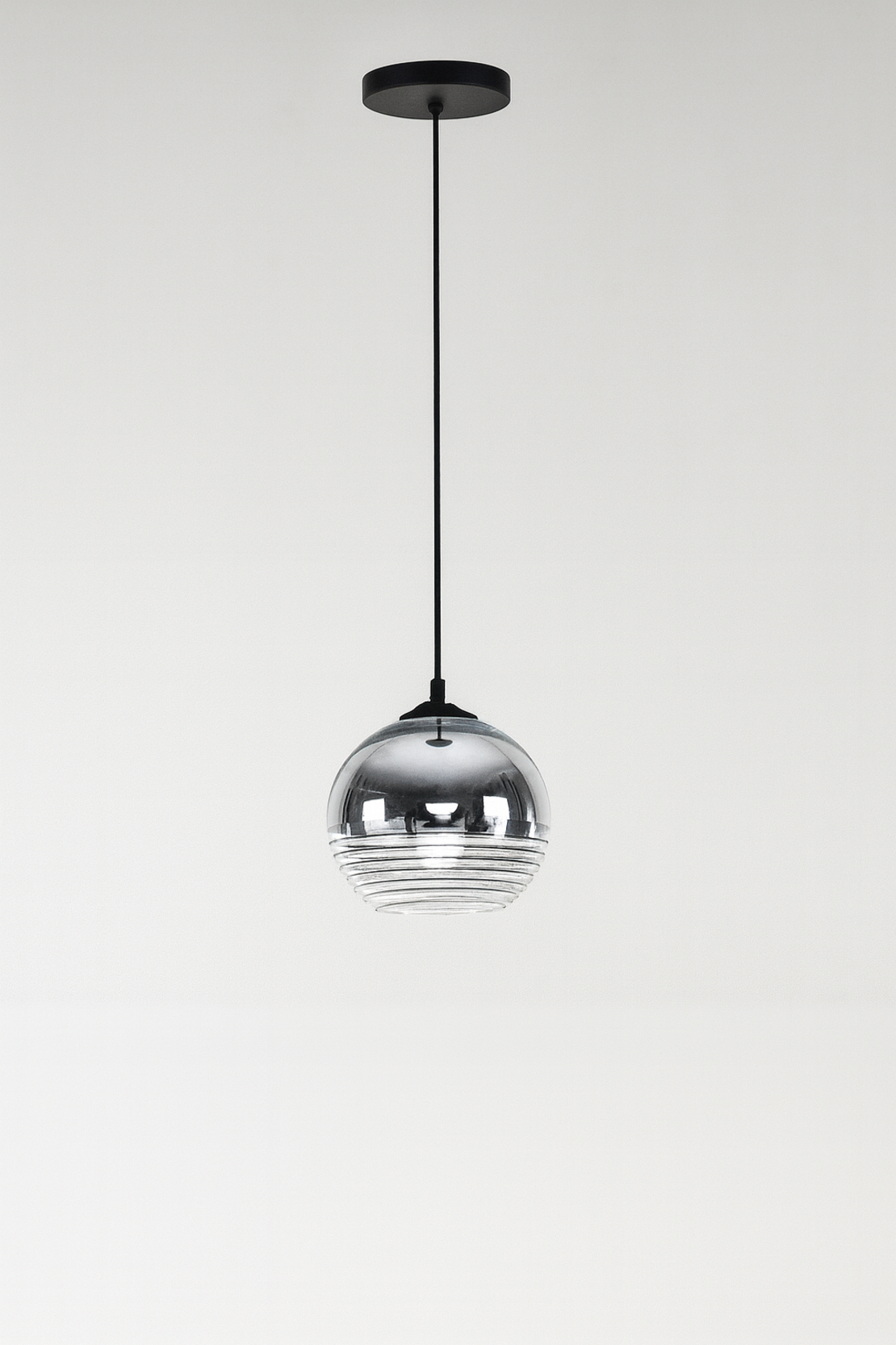 Модерен висящ полилей с хромирано стъкло и черен метален корпус – 1xE27