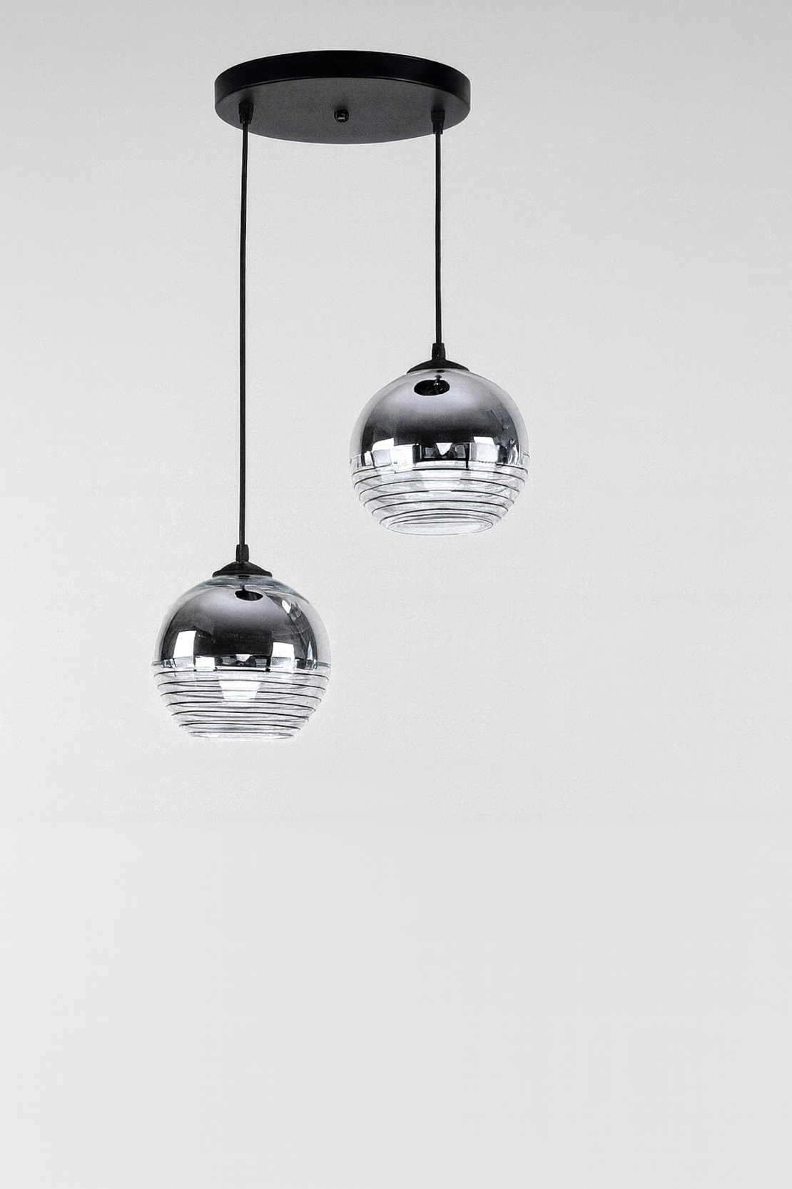 Висящ полилей с два стъклени абажура – черен корпус и хромирани сфери, 2xE27