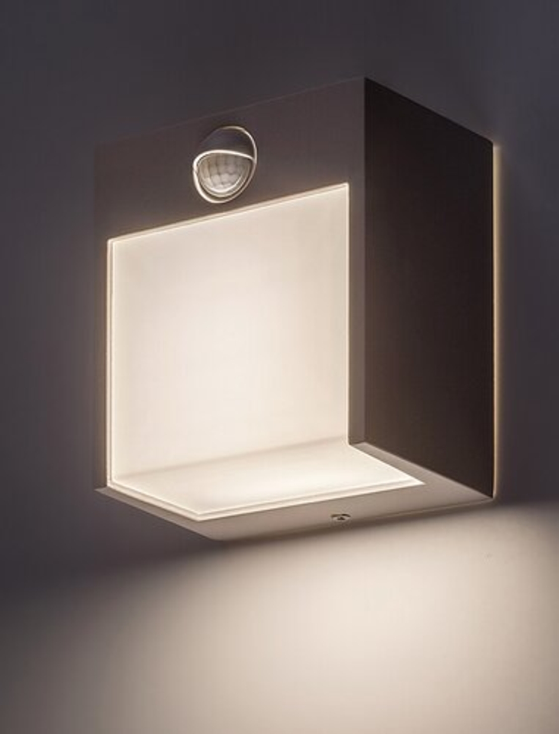 Умен външен бял LED аплик Balimo 12W с PIR сензор – стилно осветление за фасади