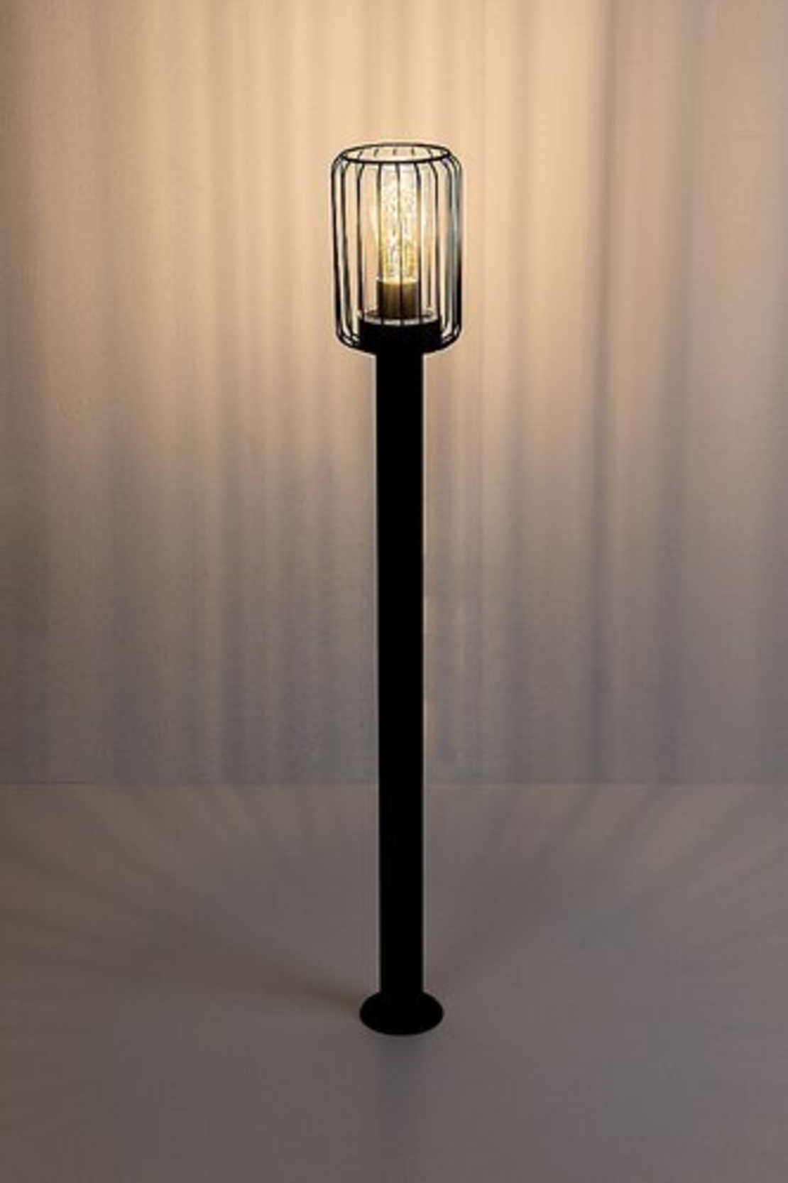 Промишлен външен стълб Tarpa E27 – здраво и ефективно градинско осветление с IP44 защита