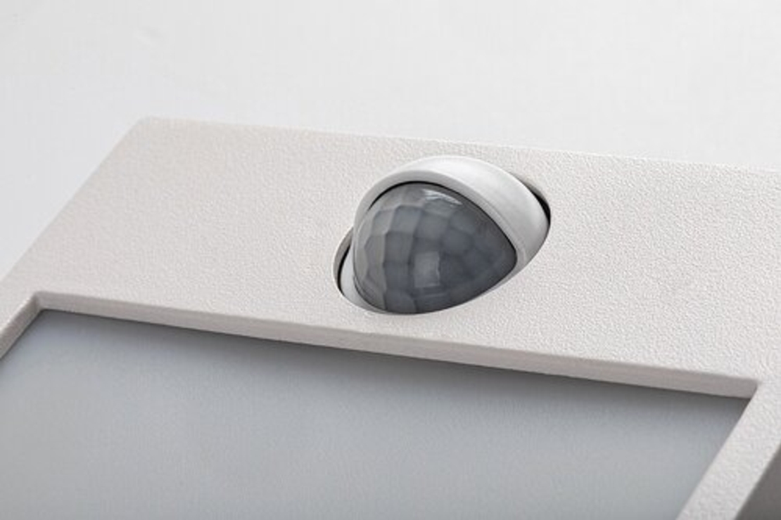 Умен външен бял LED аплик Balimo 12W с PIR сензор – стилно осветление за фасади