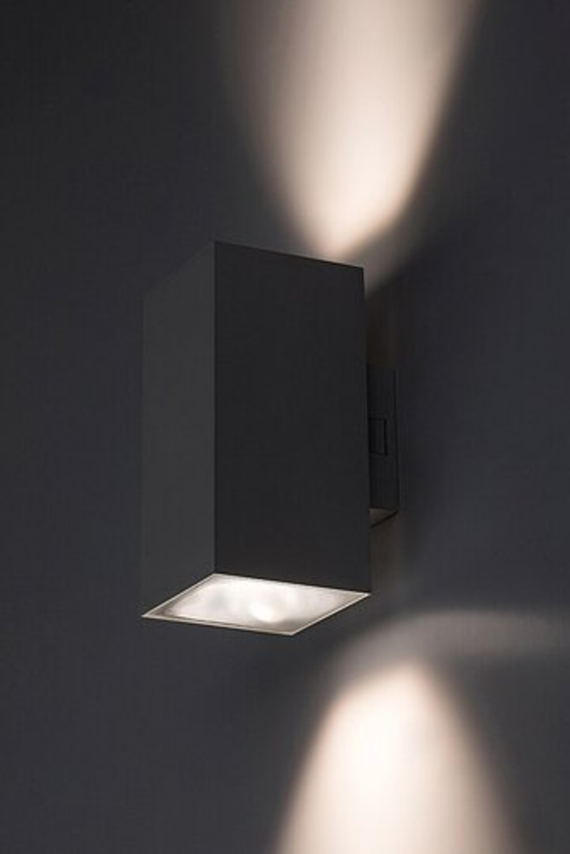 Външен LED аплик Urfa 18W в бял цвят – мощно осветление с регулируема светлина