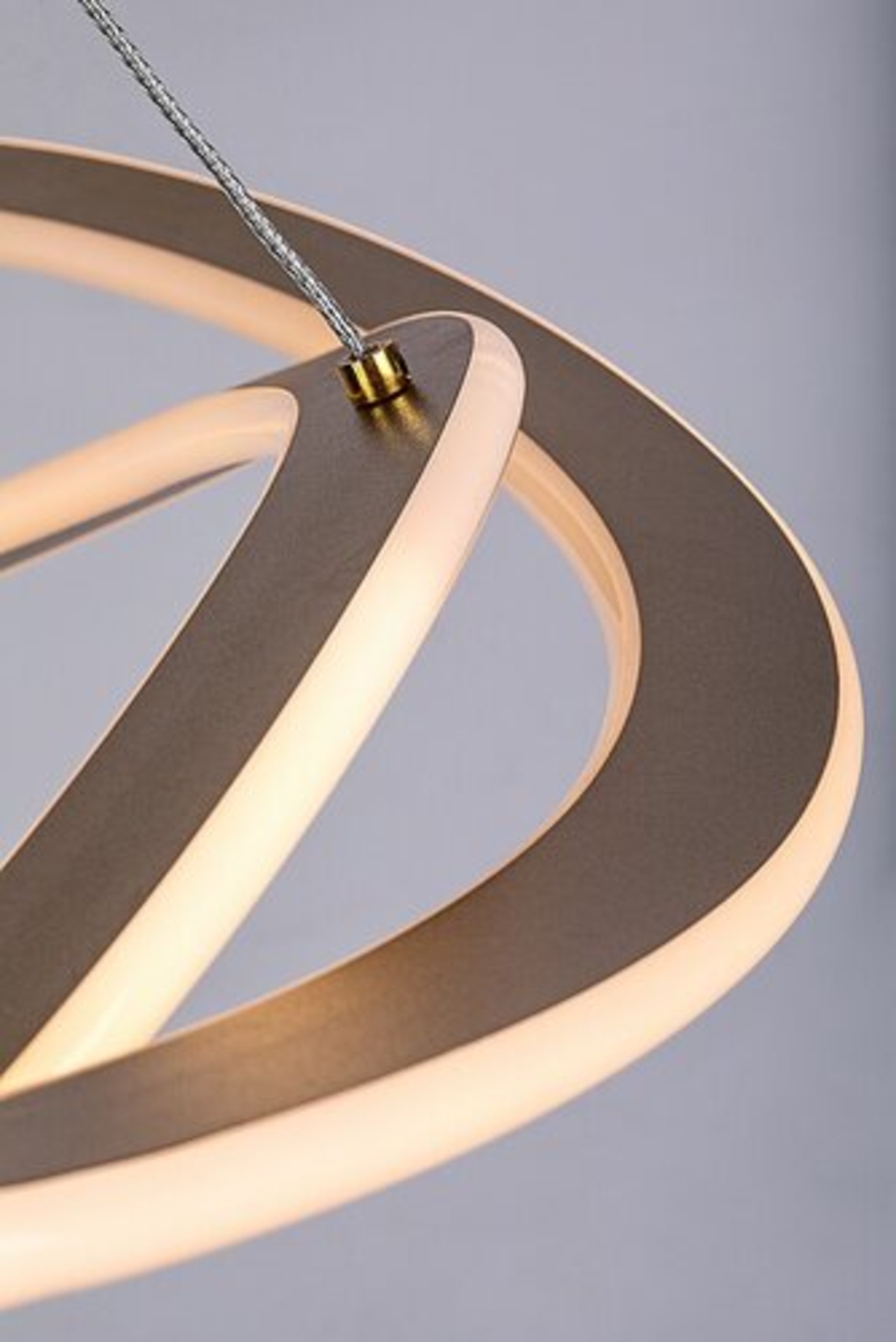 Елегантен LED висящ полилей 72W –от матирано златос регулируема височина и топла светлина 3000K с топла светлина 3000K