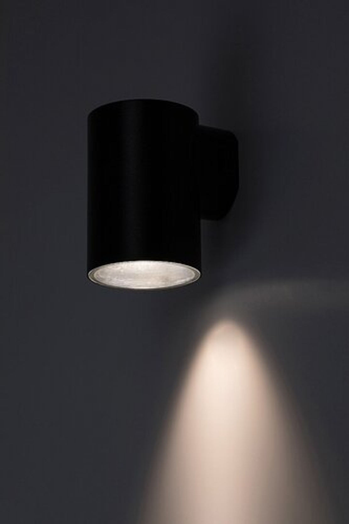 Компактен външен LED аплик Urfa 9W с регулируема светлина – стилен, модерен и защитен