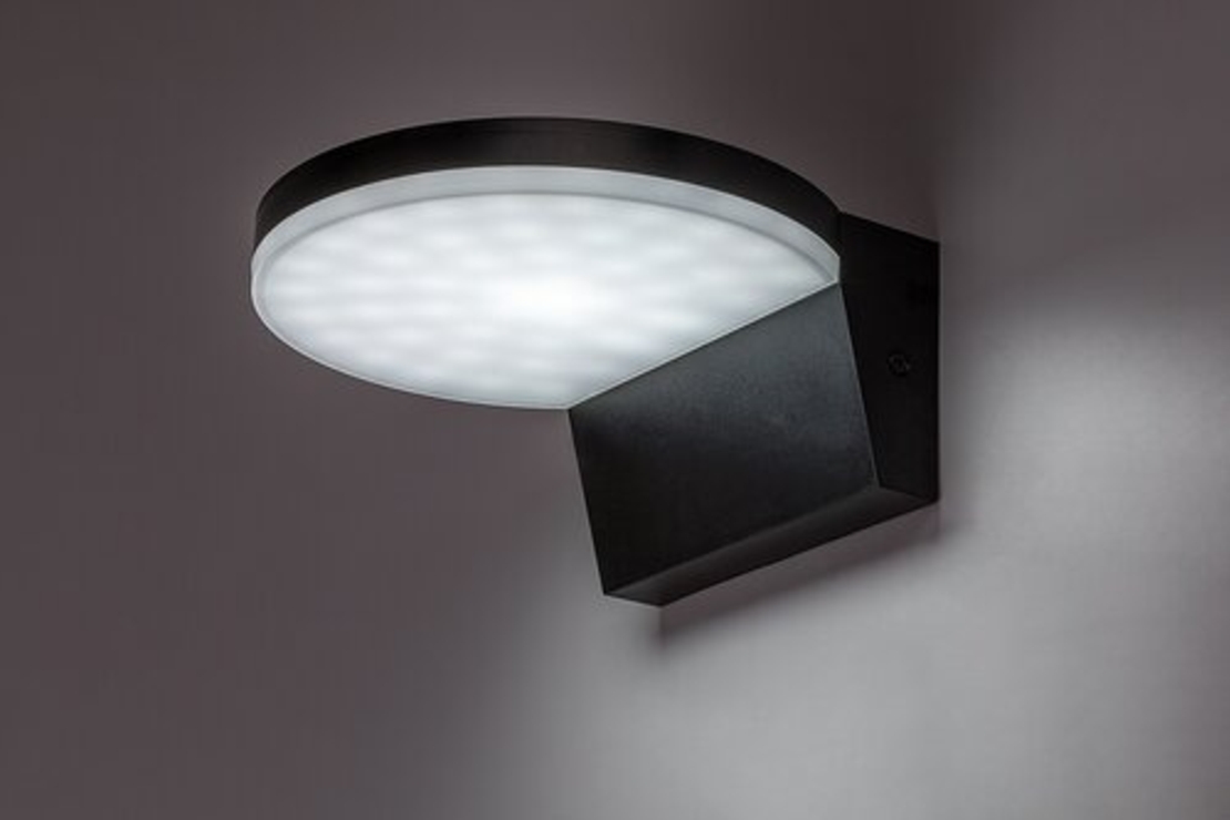 Модерен външен LED аплик Batida 9W с регулируема светлина – стилно фасадно осветление