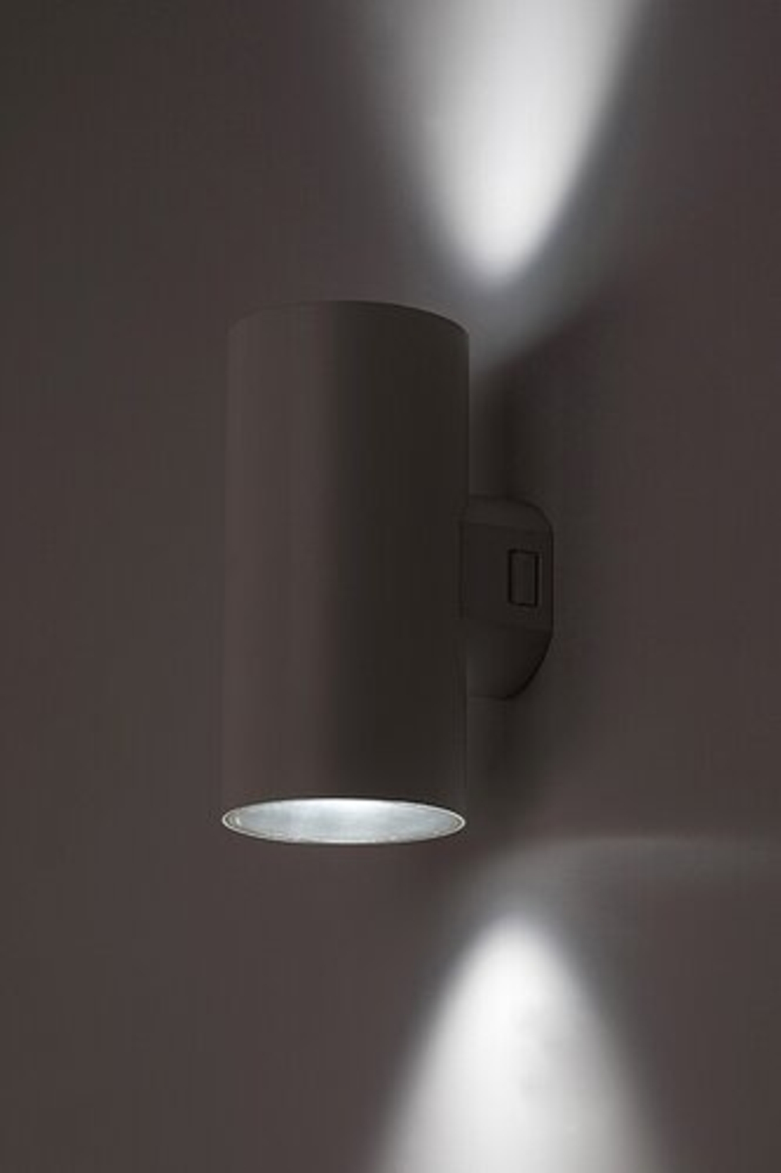 Външен LED аплик Urfa 18W в бял цвят – мощно и регулируемо фасадно осветление