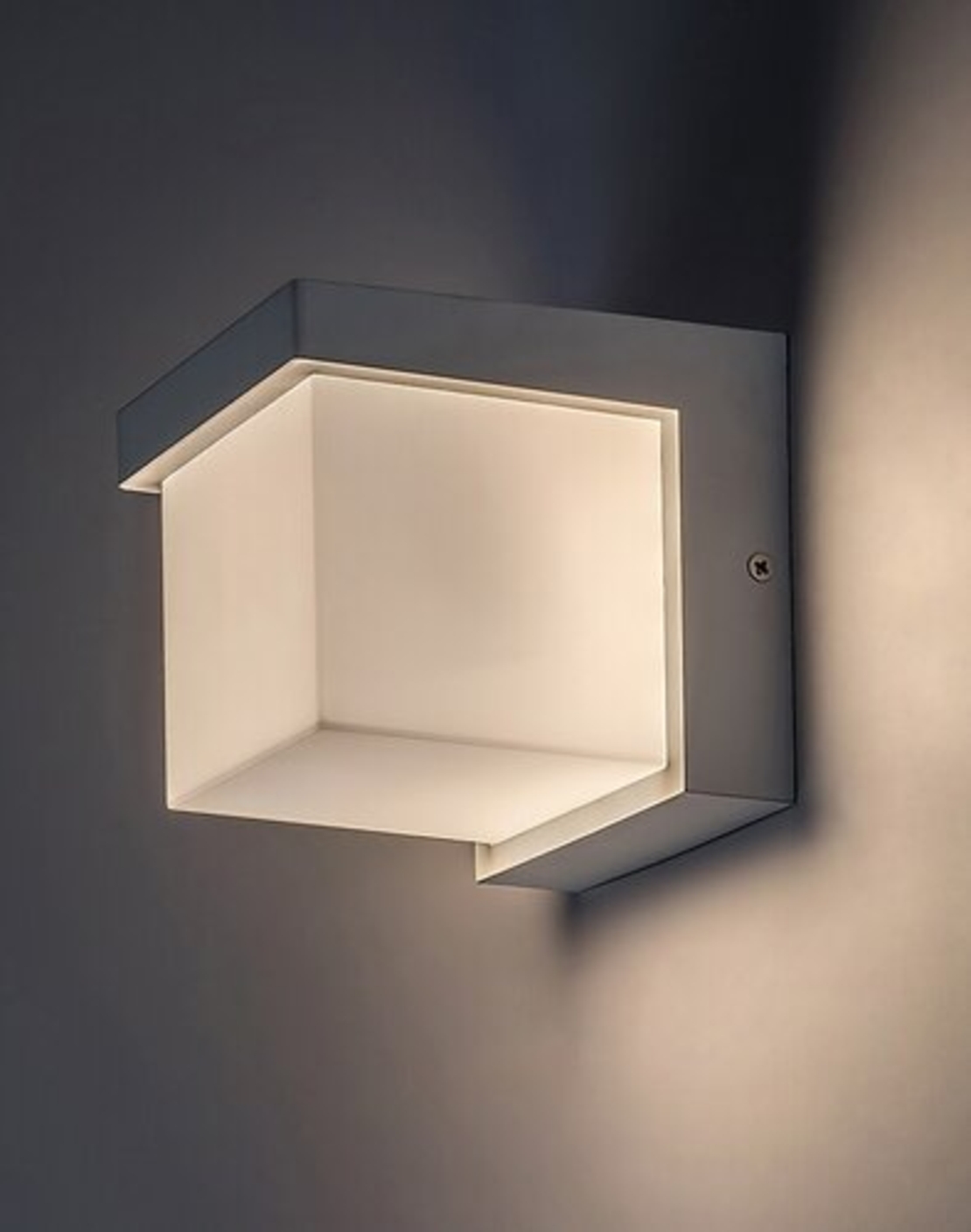 Модерен бял LED аплик Andelle 10W – стилно външно осветление с топла светлина